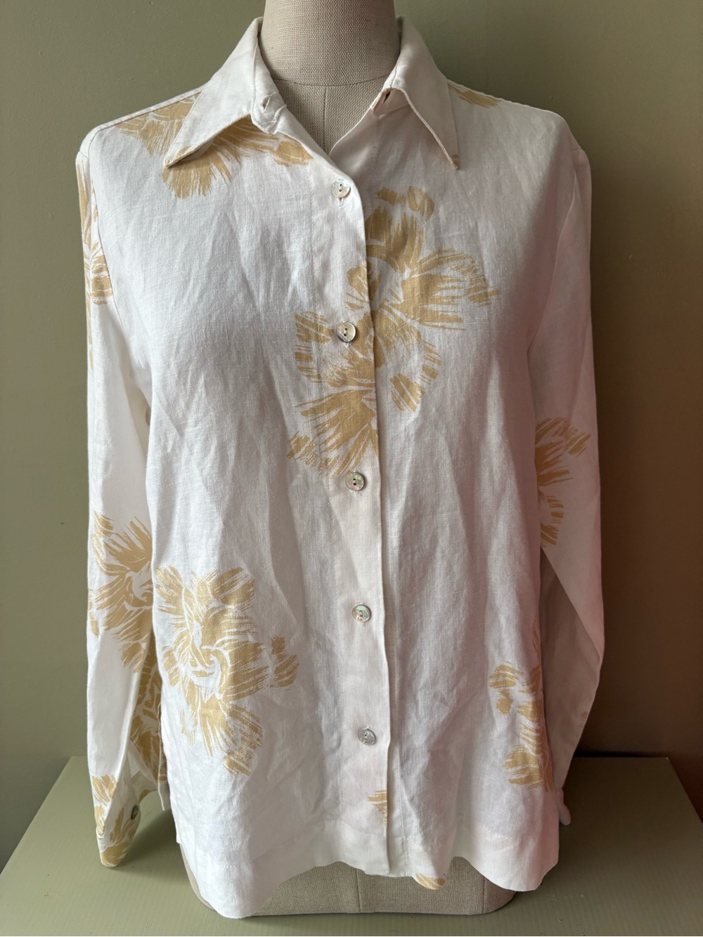 Robert Kitchen Women's Cream Button-Down Shirt Soft Yellow Floral Print Sz M